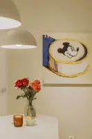 팝아트와 플라워가 어우러진 감성 라운지 공간